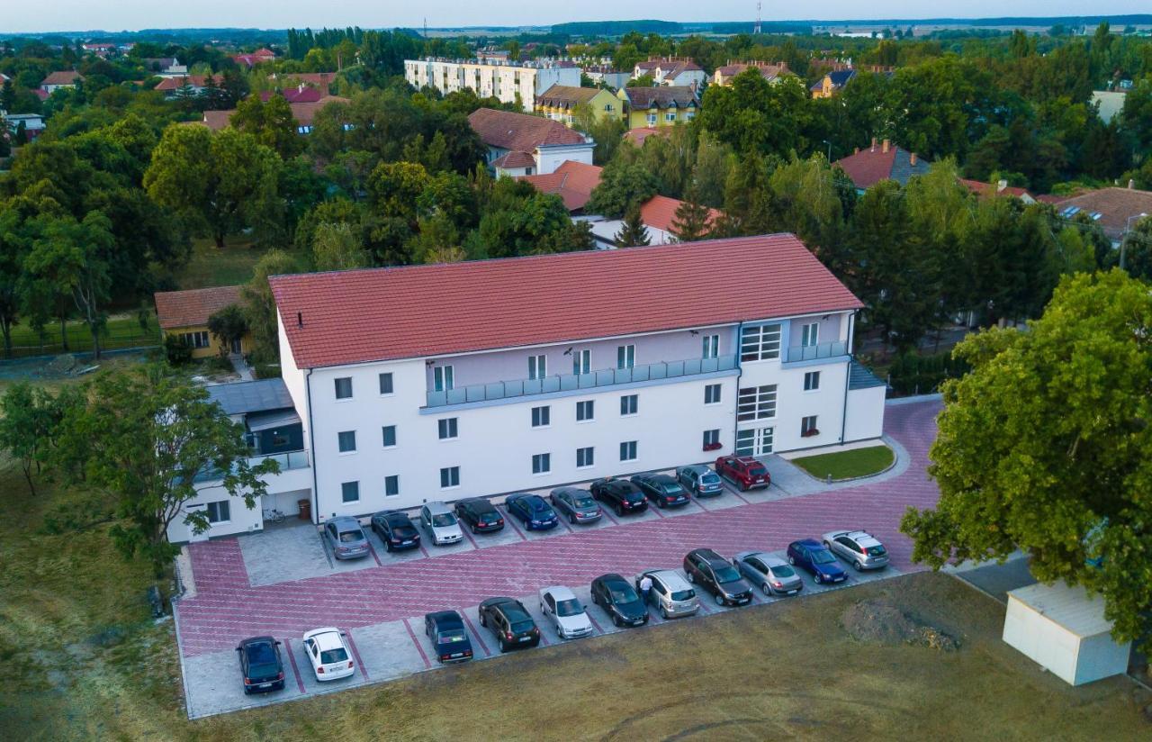 Hotel Szeghalom Exterior photo